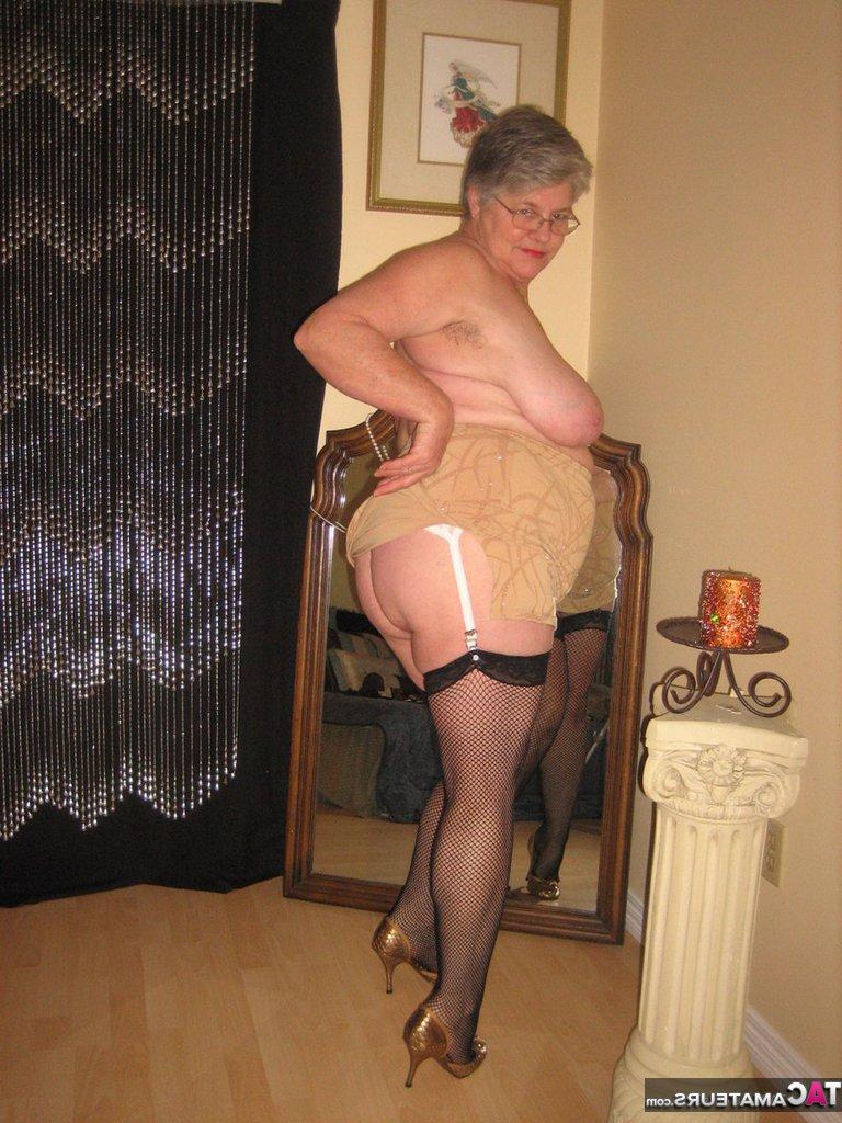 20P La gorda Oma Girdle Goddess desata sus tetas caídas mientras se desnuda hasta quedar en medias de nailon.