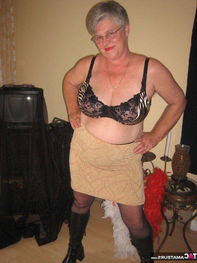 20P La gorda Oma Girdle Goddess desata sus tetas caídas mientras se desnuda hasta quedar en medias de nailon.