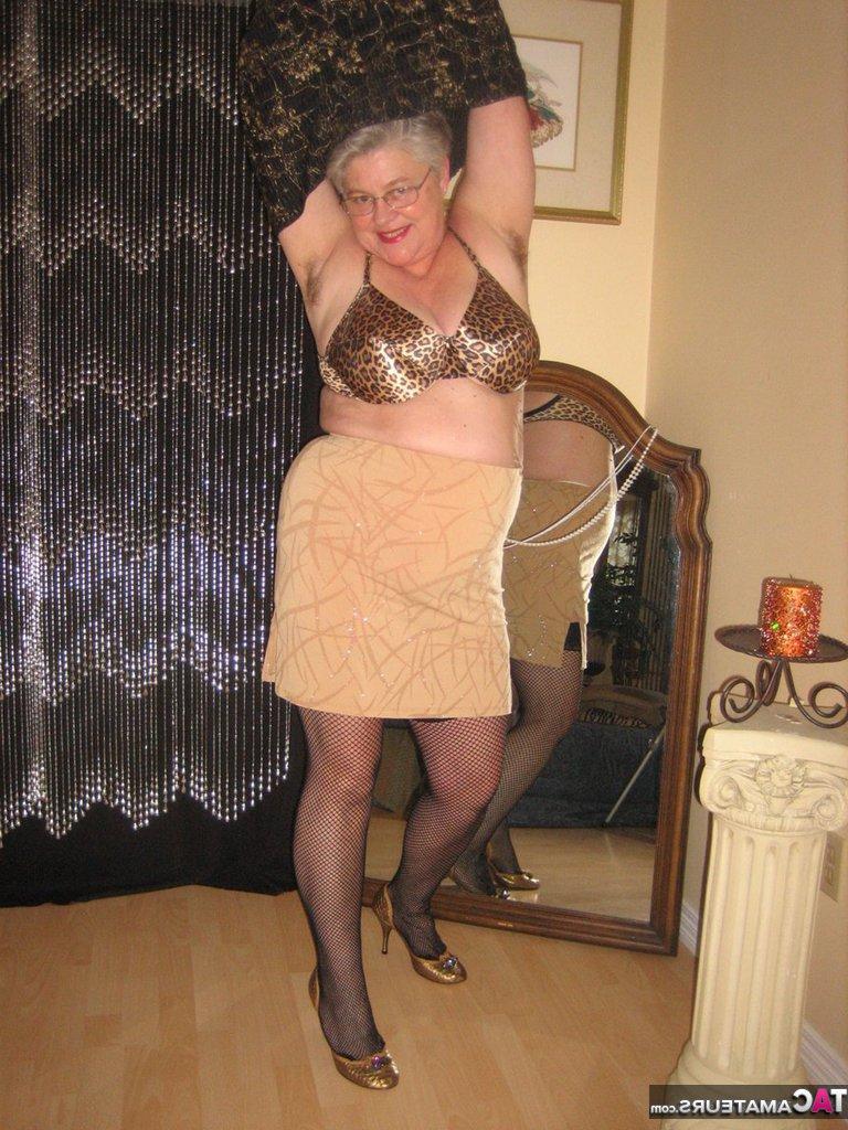 20P La gorda Oma Girdle Goddess desata sus tetas caídas mientras se desnuda hasta quedar en medias de nailon.