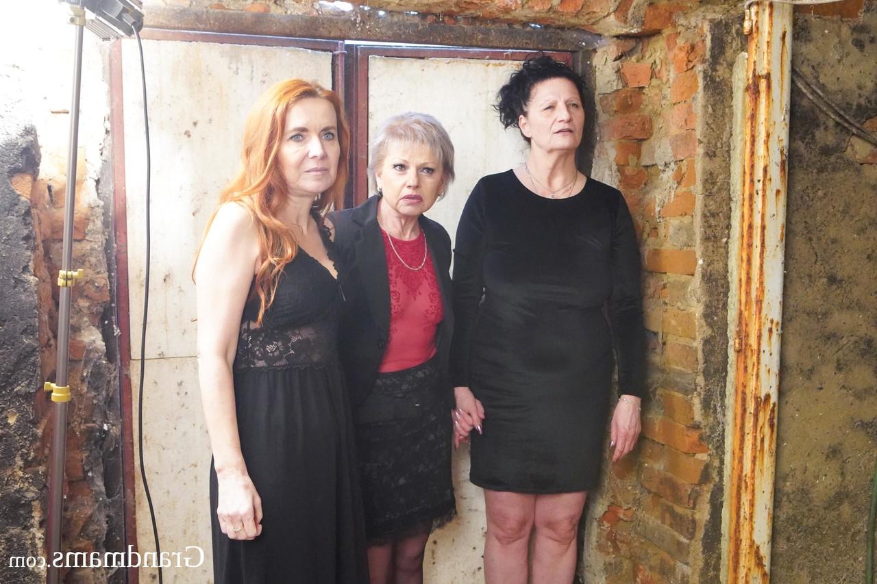 20P Mulheres gordinhas Anna K, Bianca M e Lucca F chupam e fodem um pau através de um buraco de glória