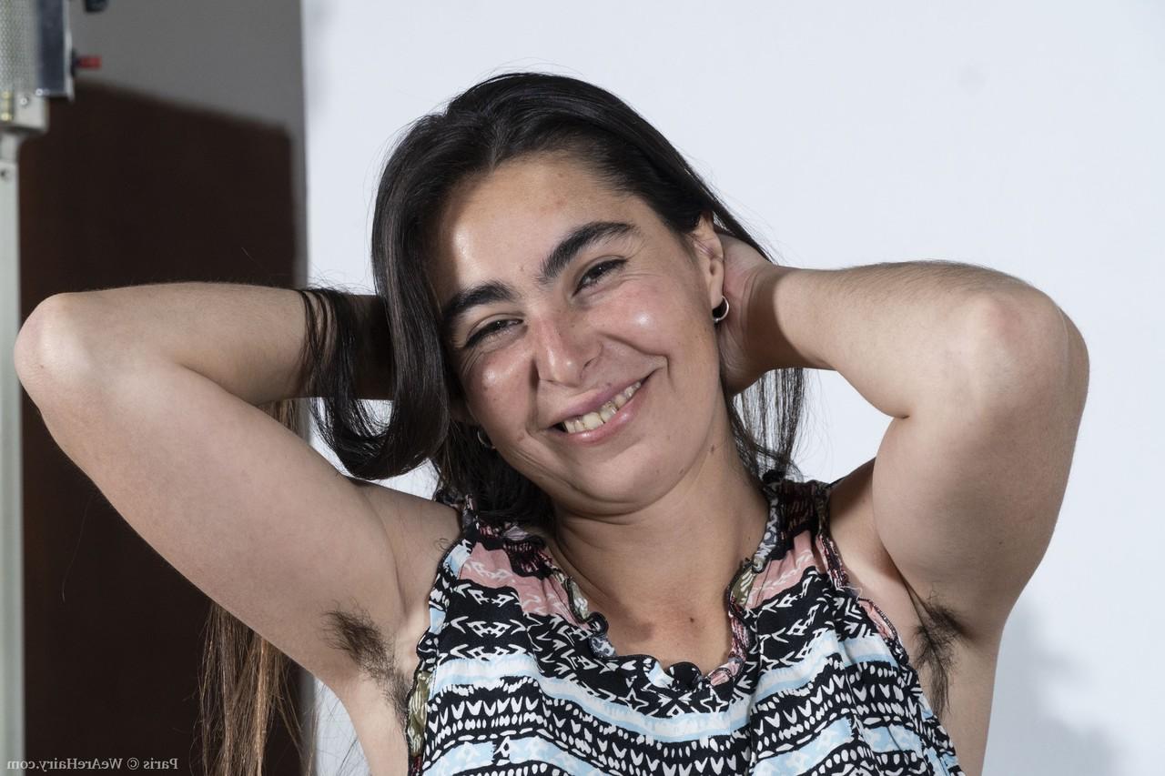 20P Amadora querida Paris expõe sua bunda grande, axilas peludas e vulva em um solo