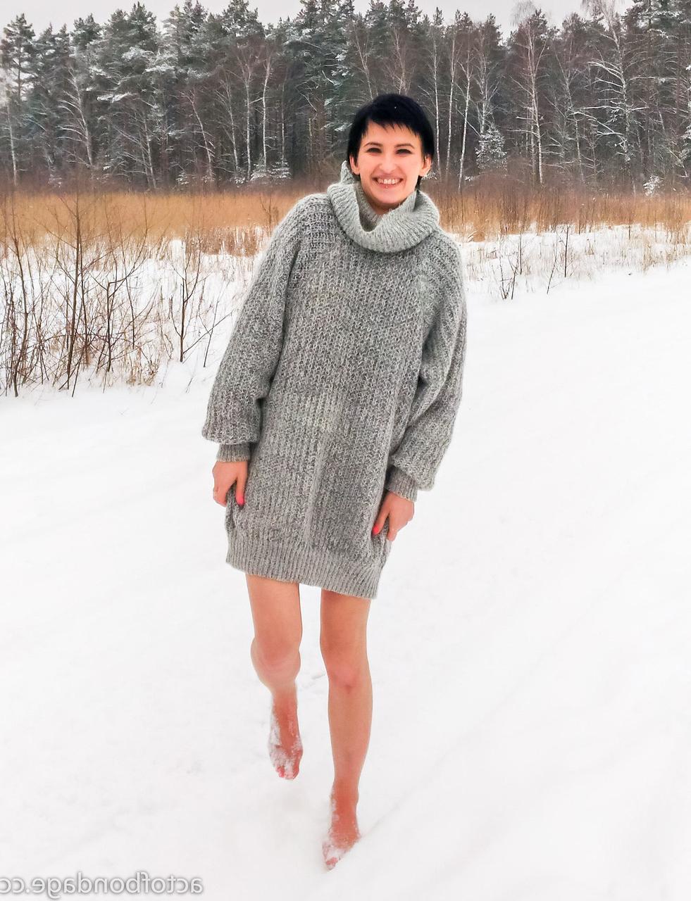 12P Chica desnuda de pelo negro corto Claudia se arrodilla en el suelo cubierto de nieve mientras está amordazada
