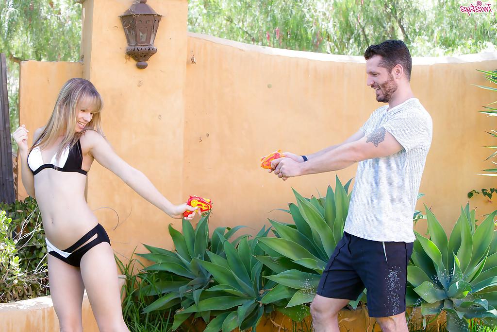 16P Der junge blonde Pornostar Jillian Janson lutscht und fickt einen Schwanz auf einer Decke im Garten