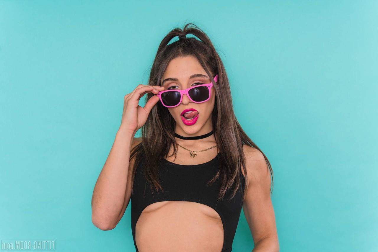 10P A adolescente morena gostosa Abella Danger balança sua bunda legal durante uma ação sem nudez