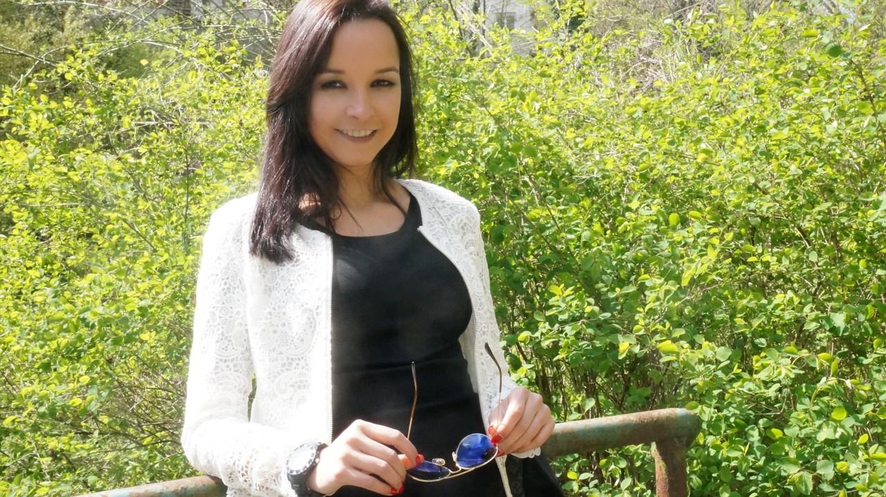17P La jeune latina Francys Belle utilise deux jouets pour la chatte et le clitoris en même temps.