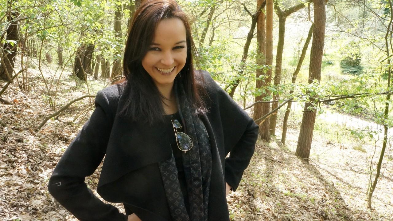17P La jeune latina Francys Belle utilise deux jouets pour la chatte et le clitoris en même temps.