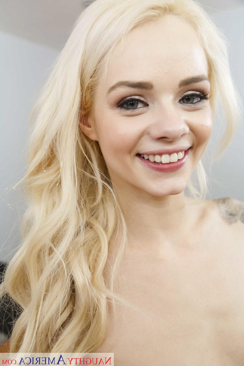 20P La petite jeune Elsa Jean se fait crémer ses petits seins après une baise torride en classe.