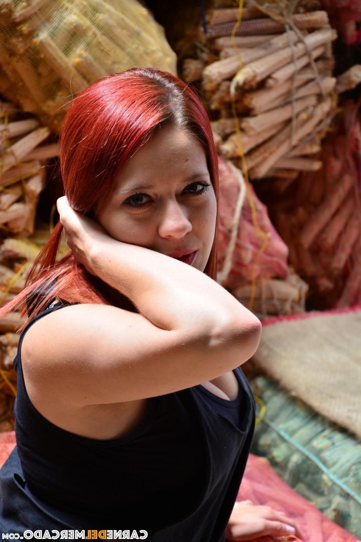 17P A jovem ruiva latina Yuly Perdomo exibe sua bunda curva e seios naturais