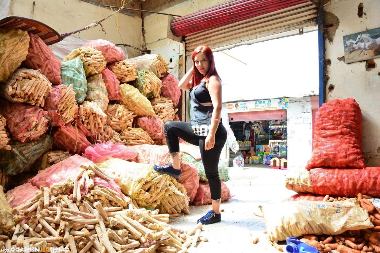 17P A jovem ruiva latina Yuly Perdomo exibe sua bunda curva e seios naturais