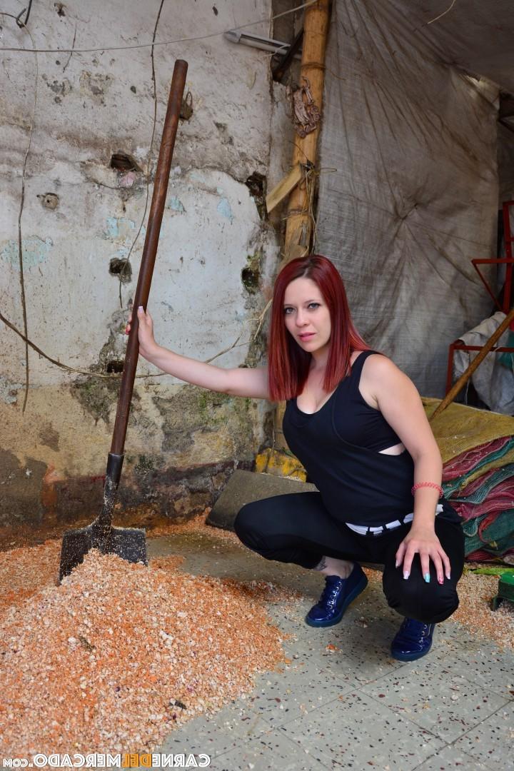 17P A jovem ruiva latina Yuly Perdomo exibe sua bunda curva e seios naturais