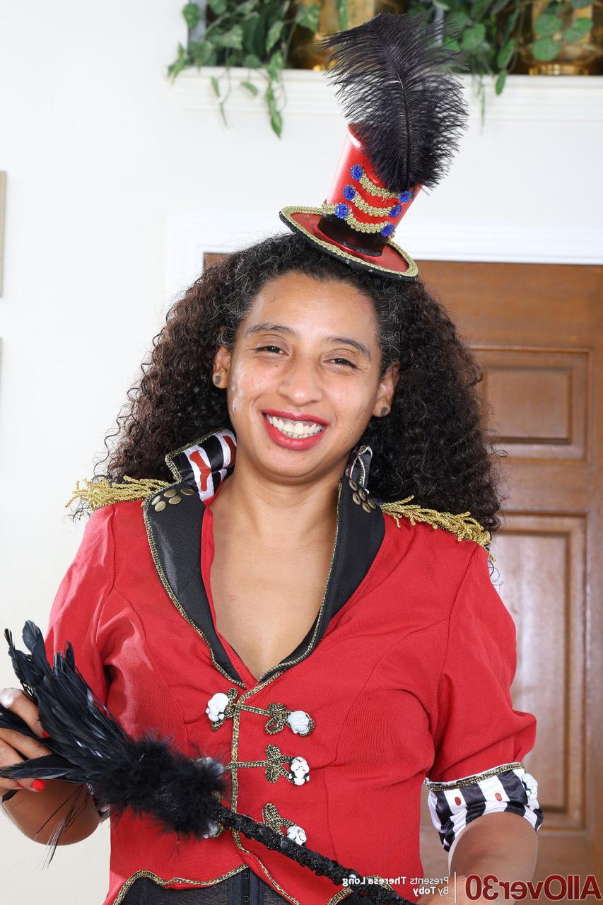 15P Mais de 30 anos, a negra Theresa Long tira o uniforme para seus primeiros nus