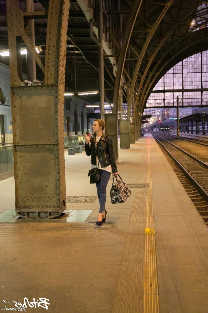 17P Die blonde Touristin Emily Thorne bekommt einen ausländischen Schwanz und bläst von der Muschi in den Mund