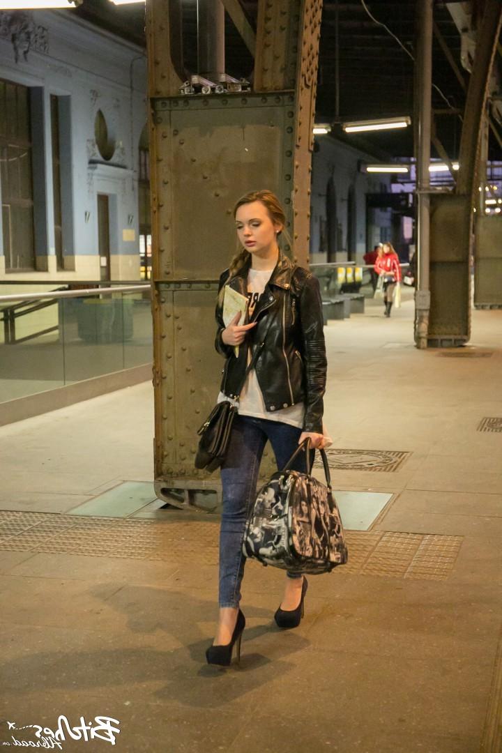 17P Die blonde Touristin Emily Thorne bekommt einen ausländischen Schwanz und bläst von der Muschi in den Mund