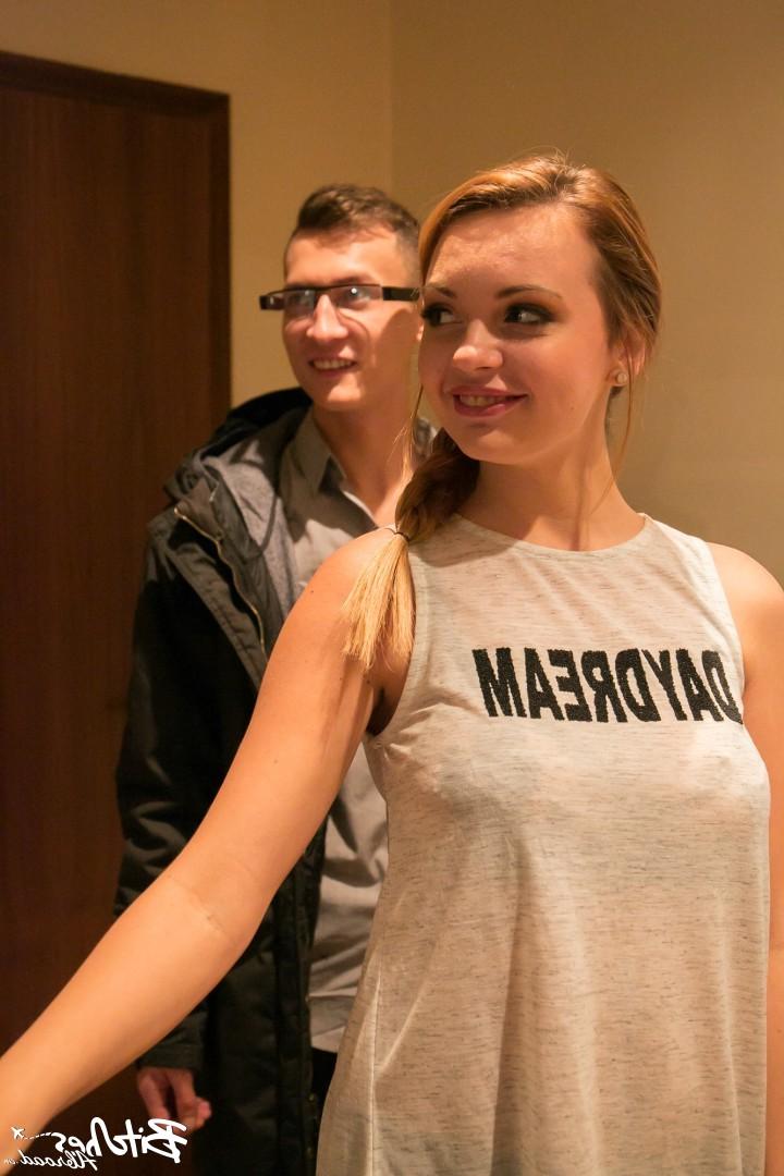 17P Die blonde Touristin Emily Thorne bekommt einen ausländischen Schwanz und bläst von der Muschi in den Mund