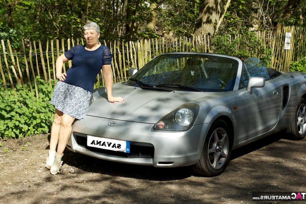 20P A vovó excitada Savana descasca ao ar livre para modelar seus peitos grandes e flácidos em seu carro