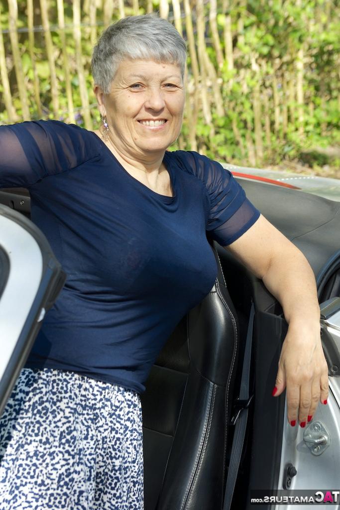 20P A vovó excitada Savana descasca ao ar livre para modelar seus peitos grandes e flácidos em seu carro