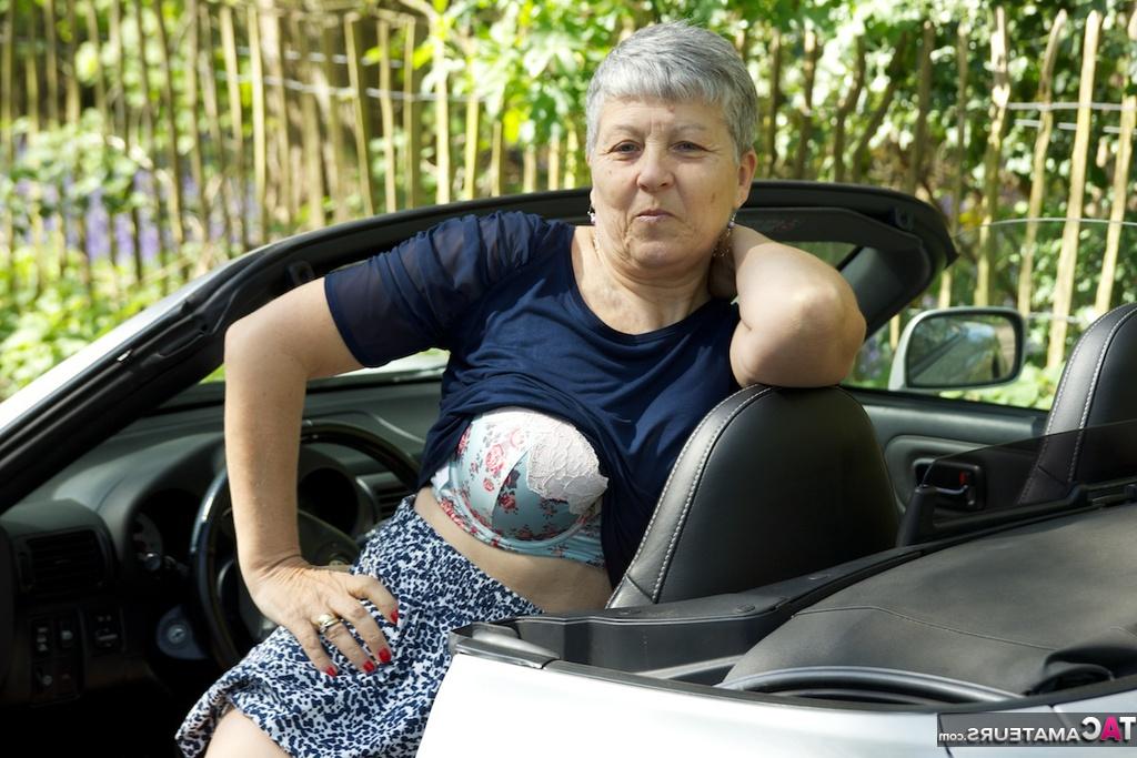 20P A vovó excitada Savana descasca ao ar livre para modelar seus peitos grandes e flácidos em seu carro