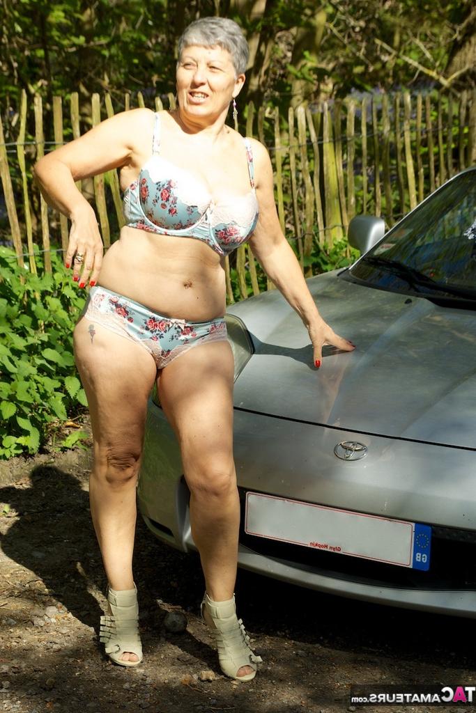 20P A vovó excitada Savana descasca ao ar livre para modelar seus peitos grandes e flácidos em seu carro