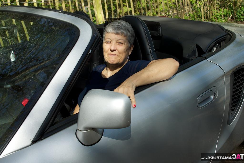 20P A vovó excitada Savana descasca ao ar livre para modelar seus peitos grandes e flácidos em seu carro