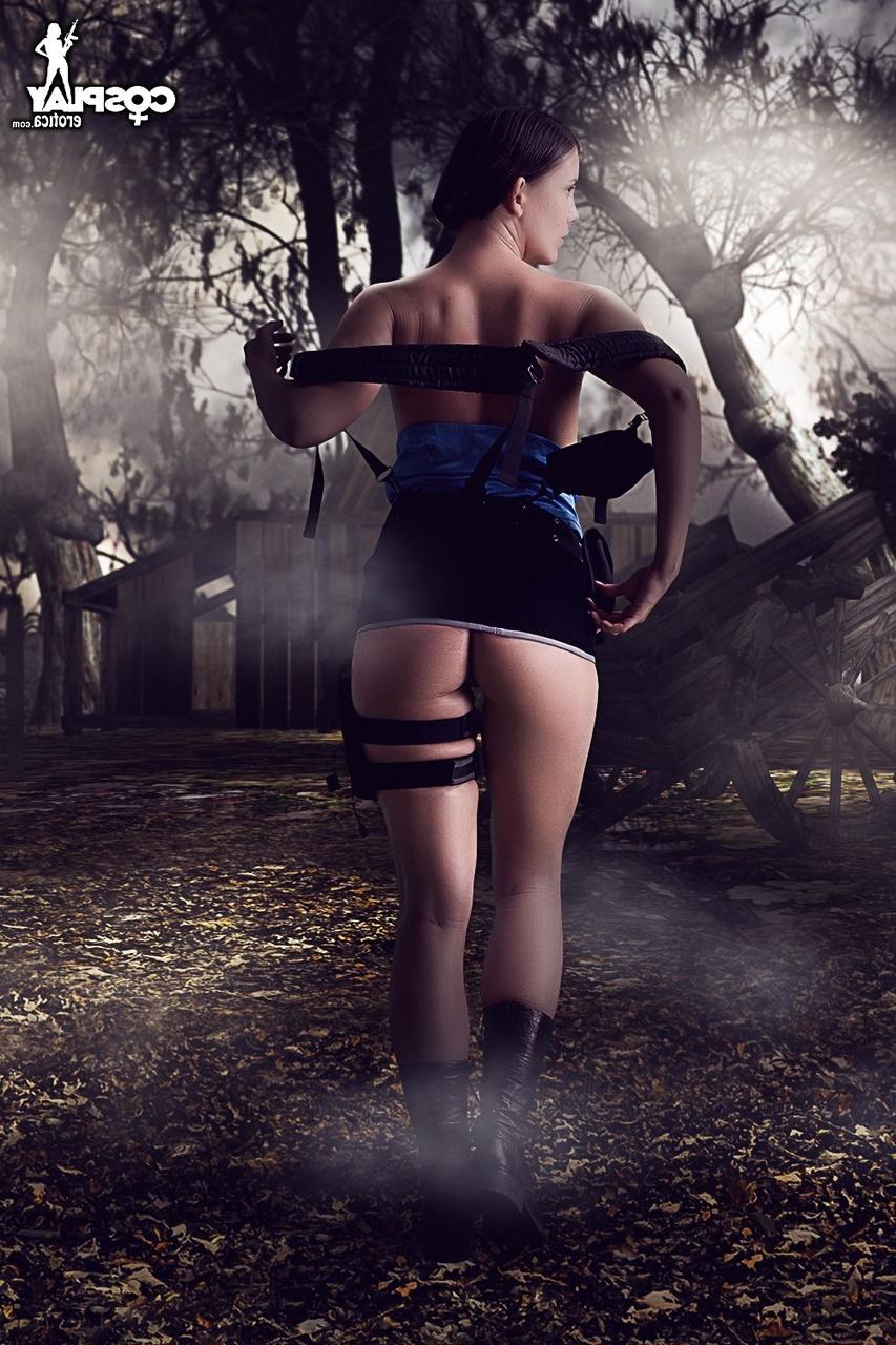 12P Cosplayer expõe seus seios firmes e bunda apertada em condições de neblina