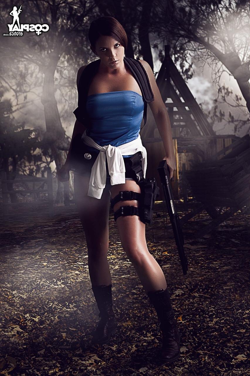 12P Cosplayer expõe seus seios firmes e bunda apertada em condições de neblina