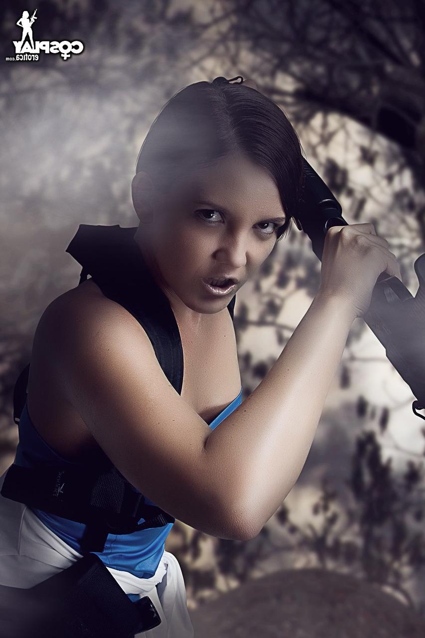 12P Cosplayer expõe seus seios firmes e bunda apertada em condições de neblina