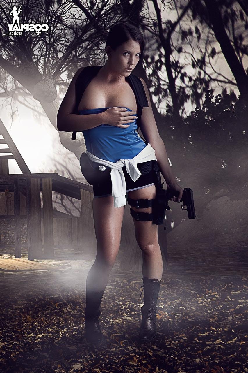 12P Cosplayer expõe seus seios firmes e bunda apertada em condições de neblina