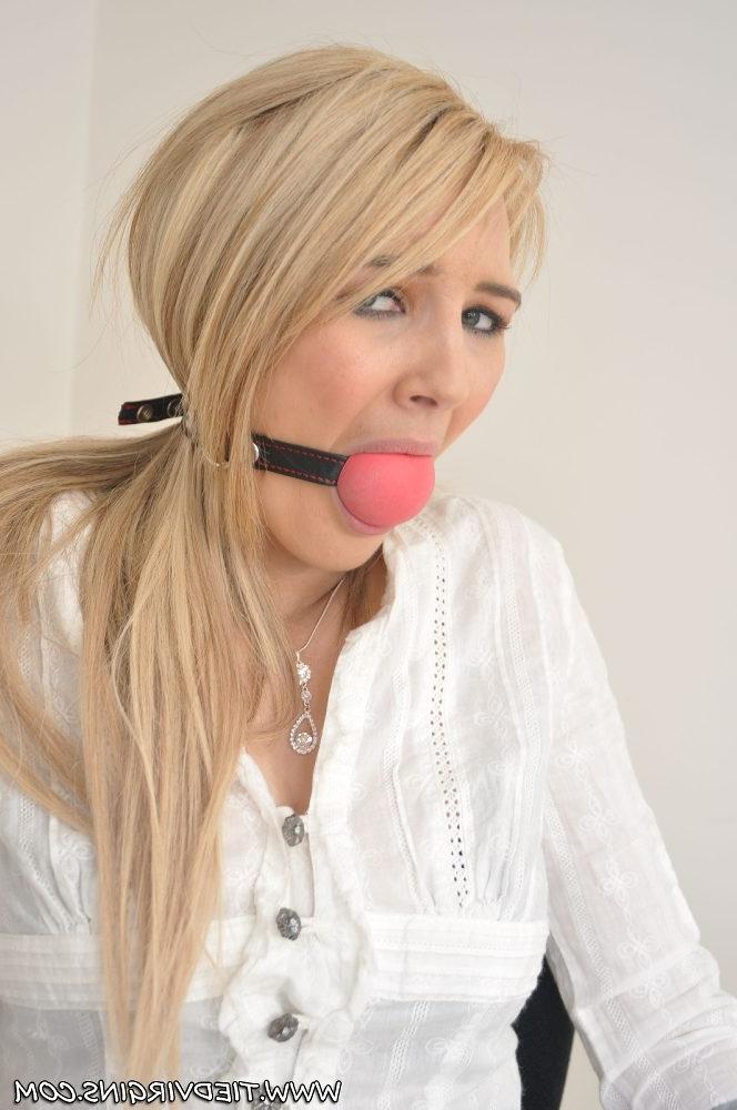 12P Bonita rubia amordazada y atada a una silla de escritorio mientras trabaja