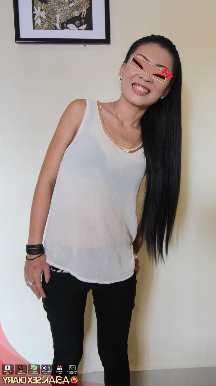 15P Amateur asiatique maigre avec une chatte naturelle a des relations sexuelles en POV sur un lit