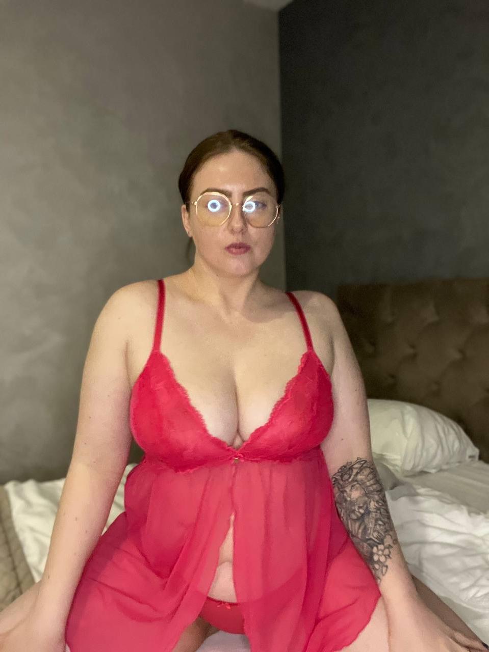 10P A gata amadora excêntrica Kristi KKK brinca com seus peitos grandes e bunda gostosa