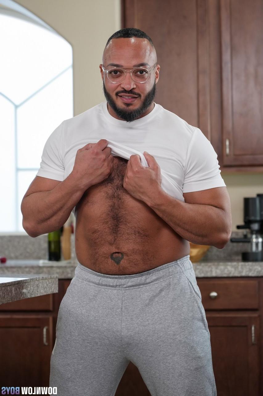 20P Le bodybuilder gay ébène Dillon Diaz baise la bombasse Adam Awbride dans la cuisine