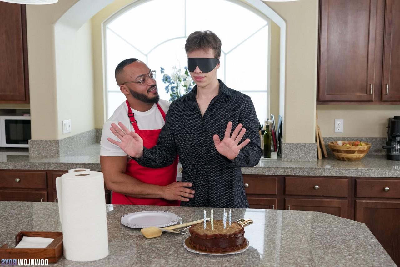 20P Le bodybuilder gay ébène Dillon Diaz baise la bombasse Adam Awbride dans la cuisine