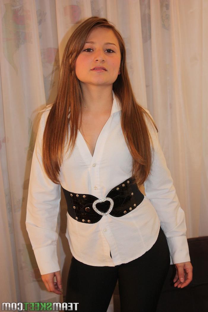 20P La pequeña e inocente Angee Ariza mostrando su culo follable y sus pequeñas tetas