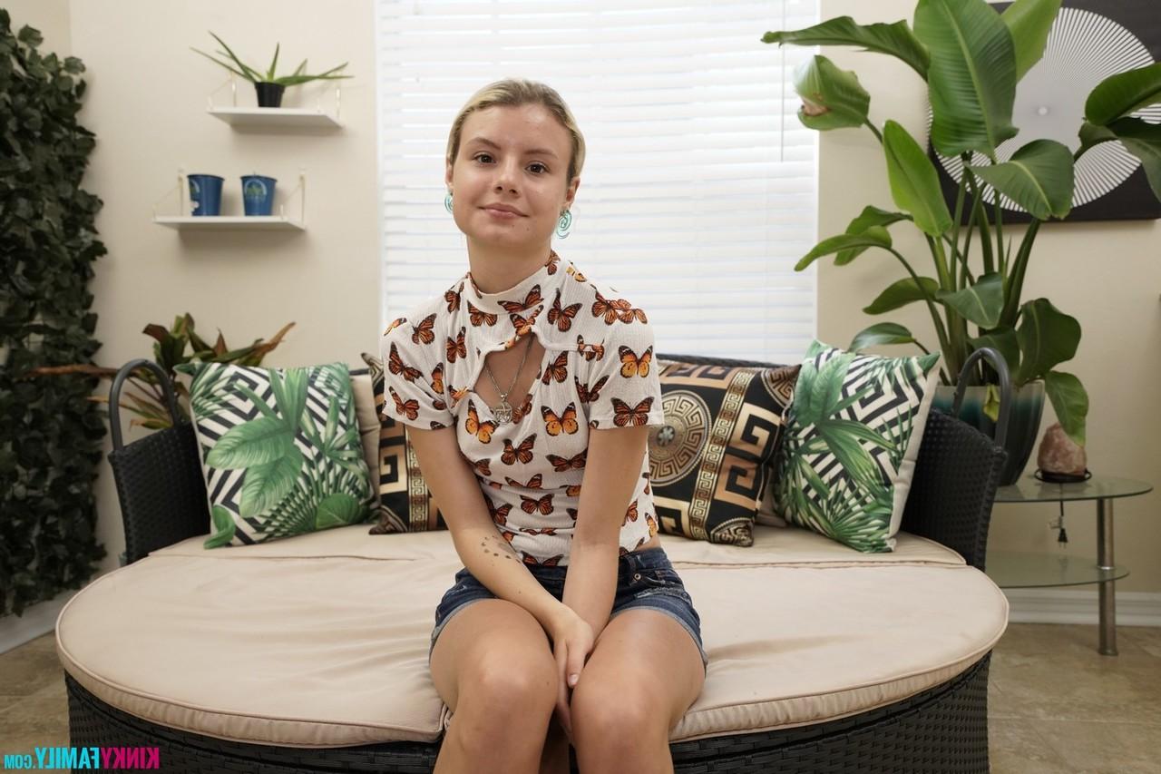 15P Petite blonde participe au sexe en POV avec une longue bite blanche sur un lit