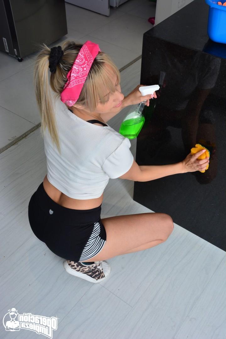 17P A empregada colombiana Karla Rivera tira a roupa para limpar a cozinha com peitos grandes nus