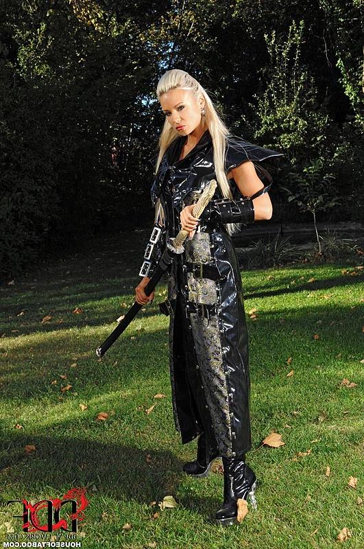 15P 英国の美女、アシュリー・ブルガリとダニエル・メイが武道のトレーニング中に裸になる