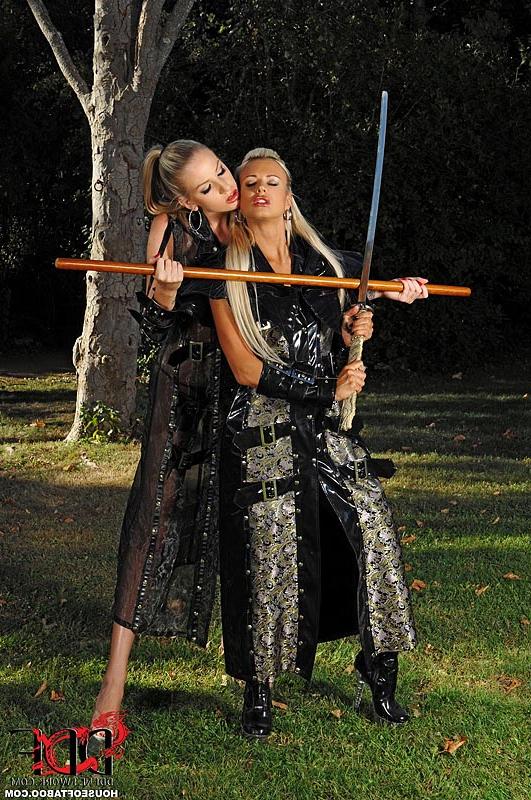 15P 英国の美女、アシュリー・ブルガリとダニエル・メイが武道のトレーニング中に裸になる
