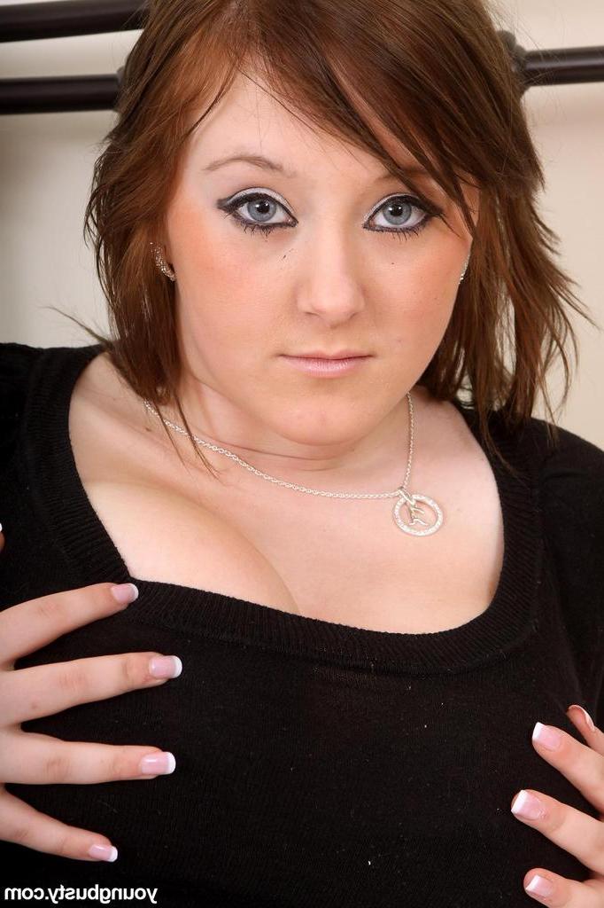 16P Malibu Candi, une fille solo et dodue, libère ses énormes seins de jeune sur son lit.