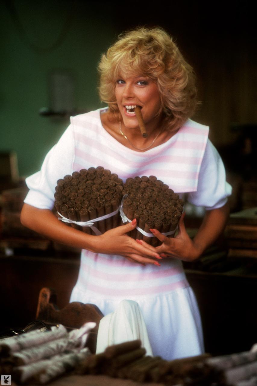 16P A senhora madura americana Connie Brighton revela seus peitos empinados e castor aparado