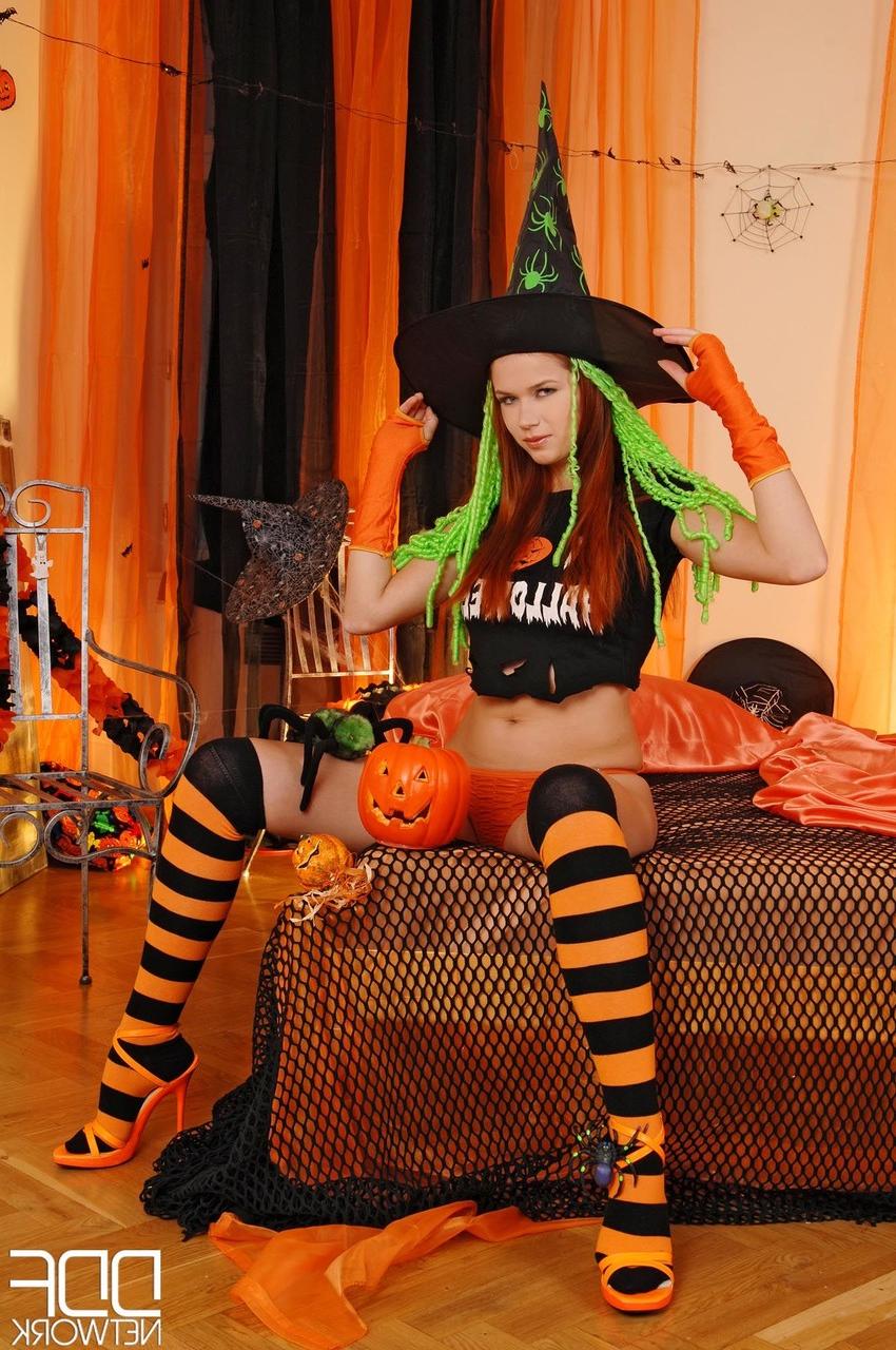 20P A linda Kami tira sua fantasia de bruxa e posa nua no Halloween