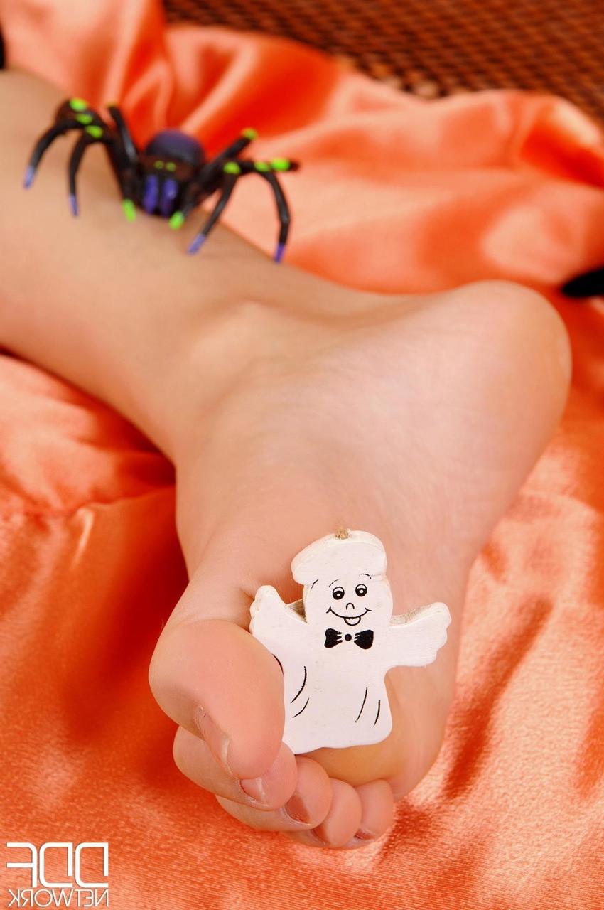 20P A linda Kami tira sua fantasia de bruxa e posa nua no Halloween