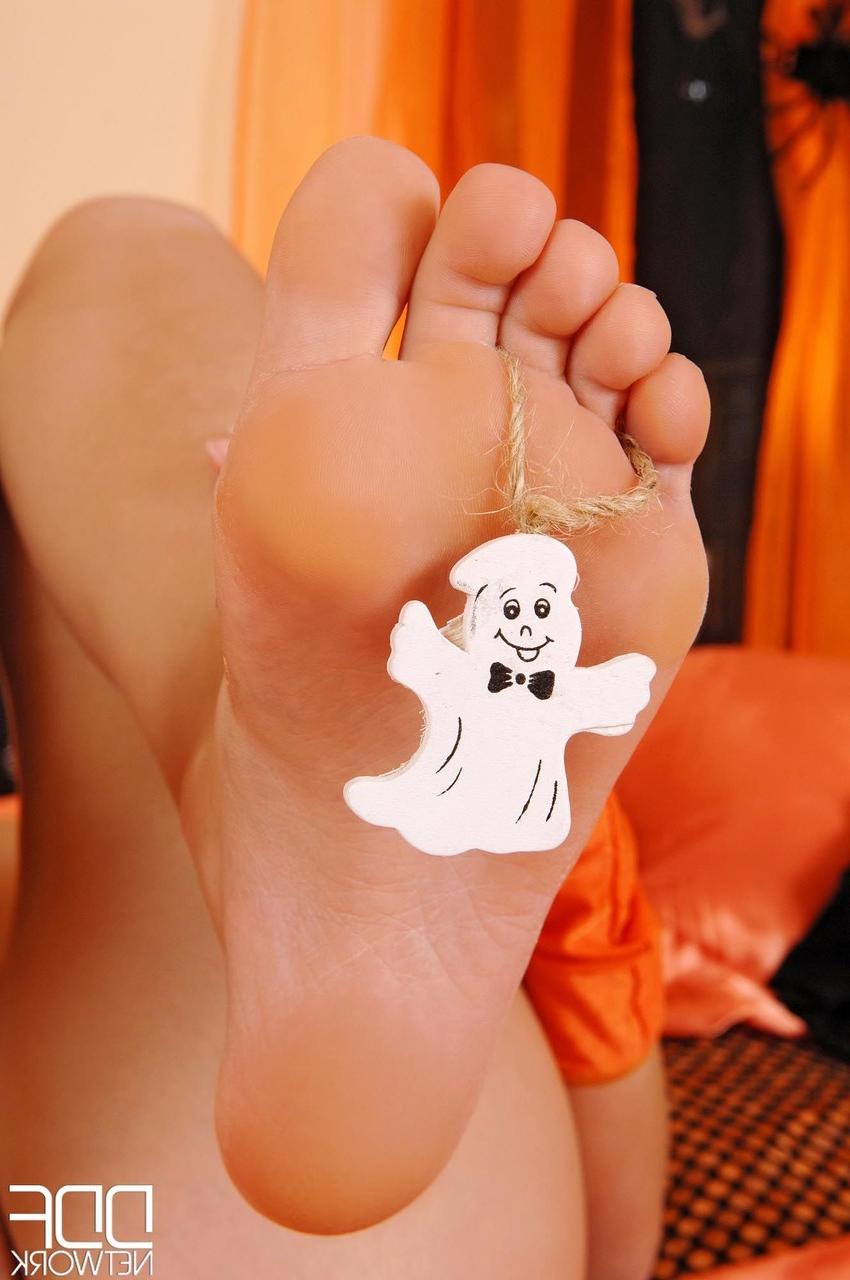 20P A linda Kami tira sua fantasia de bruxa e posa nua no Halloween