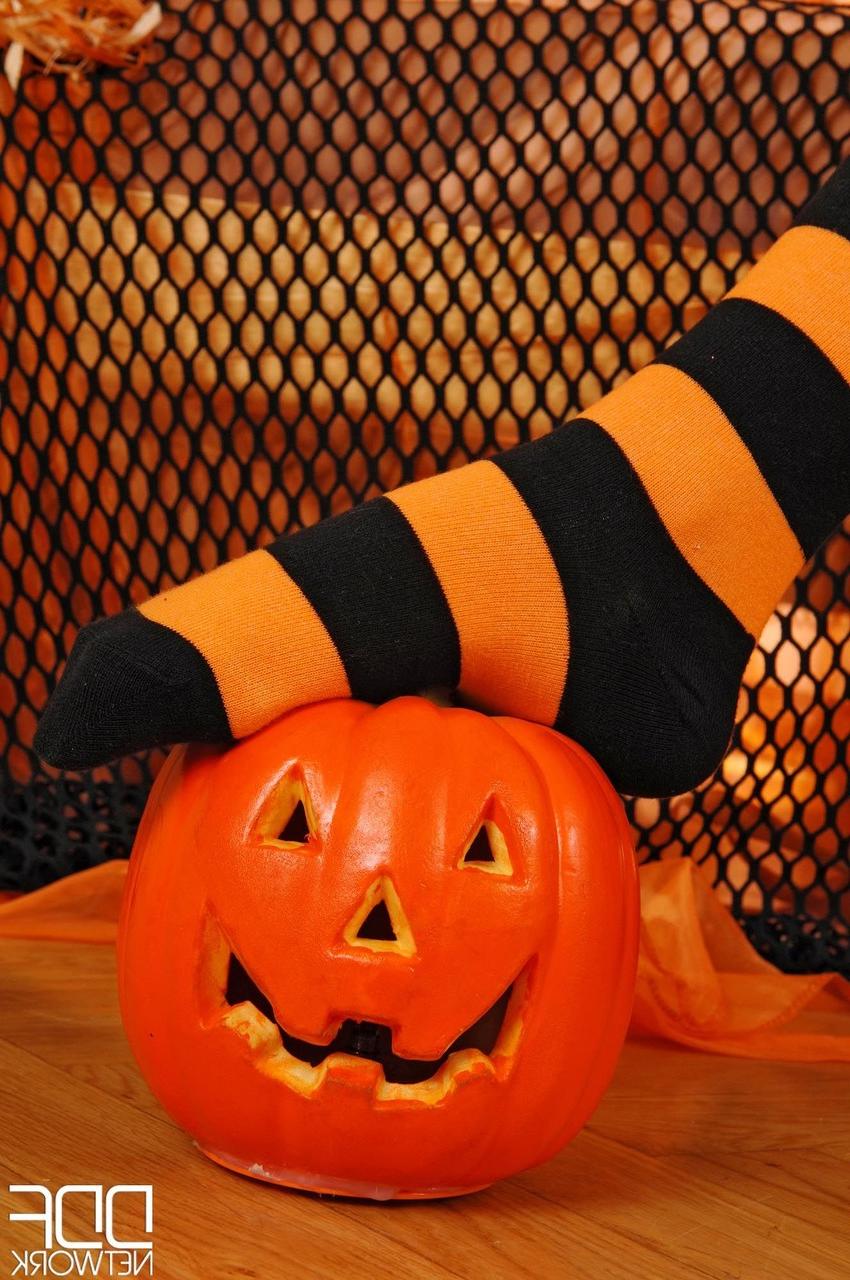 20P A linda Kami tira sua fantasia de bruxa e posa nua no Halloween