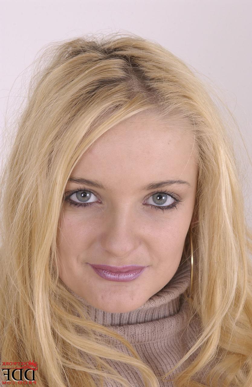 19P La blonde plantureuse Wendy White montre ses gros seins et sa chatte taillée.
