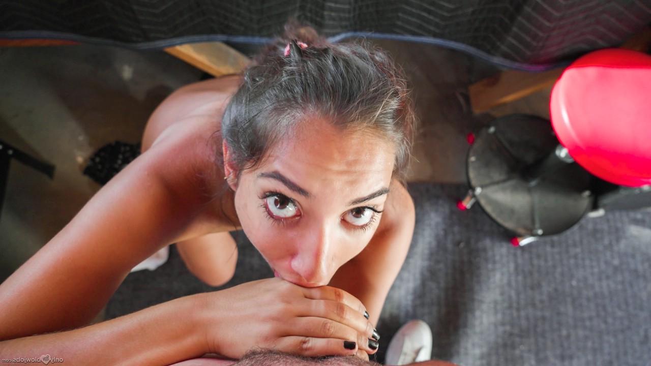 15P A puma morena Kitty Rivera dá sexo oral ao enteado de joelhos