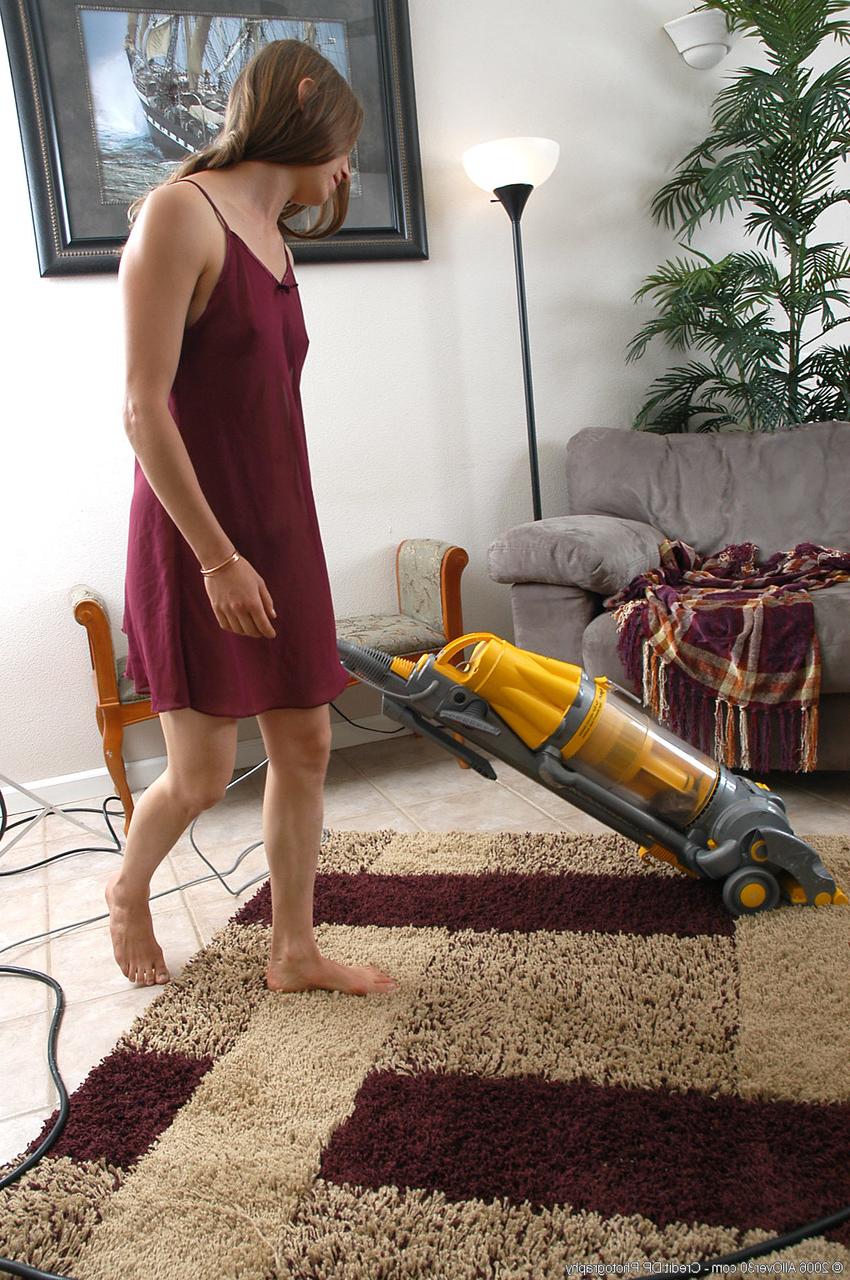 20P Die freche MILF Maddy entblößt bei der Hausarbeit ihre erstaunliche haarige Muschi