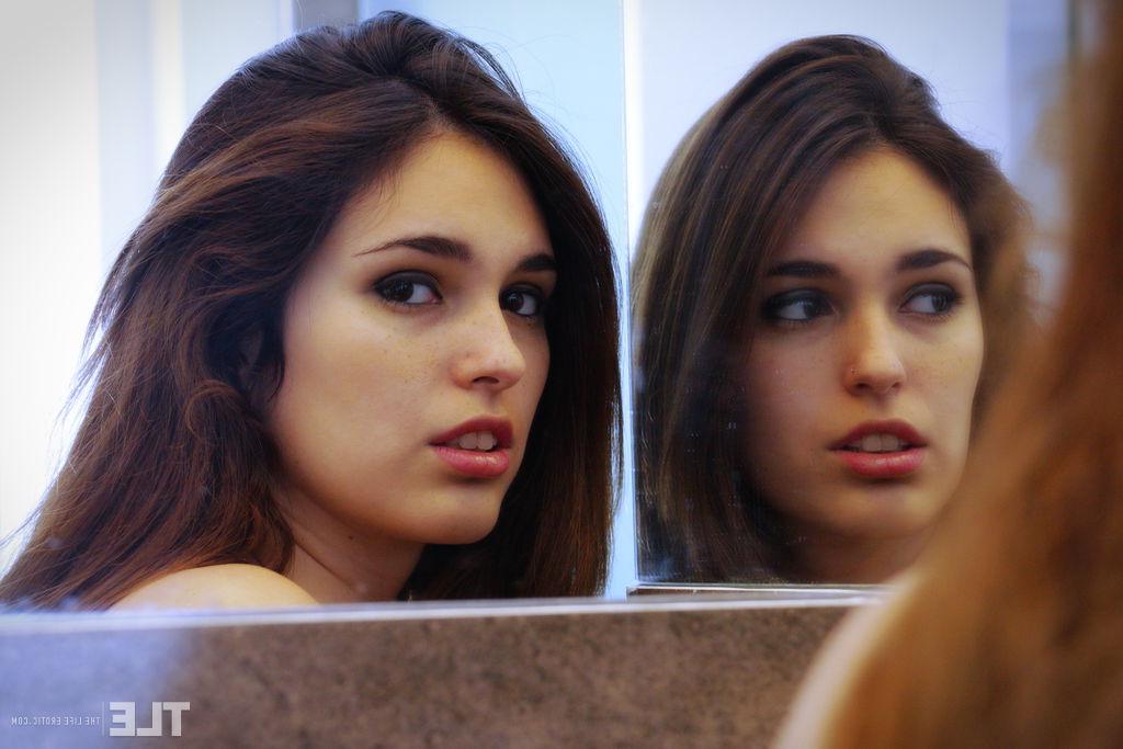 16P A jovem beleza Petra fode com o dedo enquanto usa meia-calça e salto alto