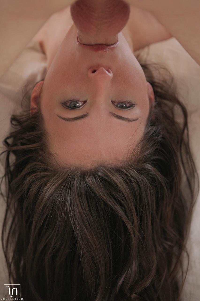 20P La joven sexy de ojos azules Veronica Radke es embestida por detrás en una cama