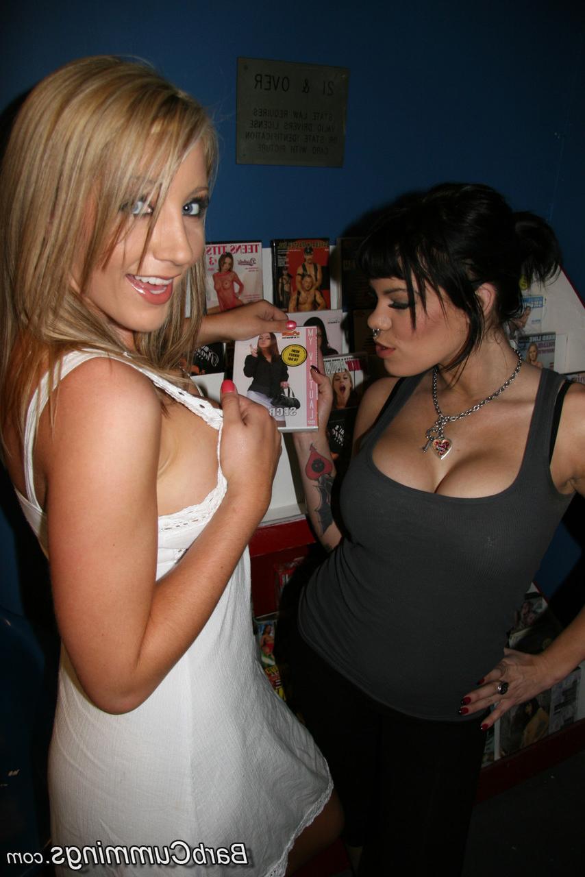 18P Die bösen Mädchen Barb Cummings und Gia Paloma liefern sich 2 gegen 1 im Gloryhole eines Ladens mit X-Rating