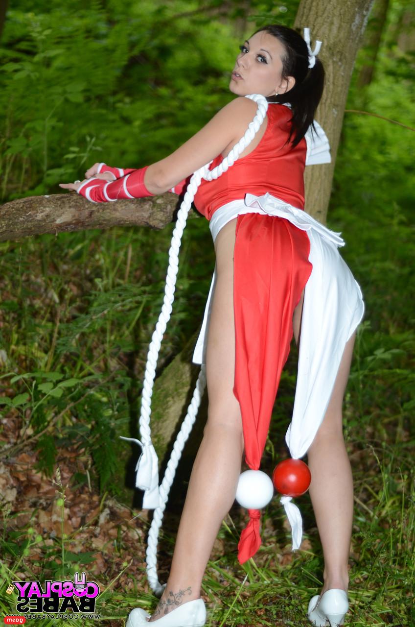 15P La belleza morena Sophie Parker se burla de sus curvas en una acción de cosplay en solitario